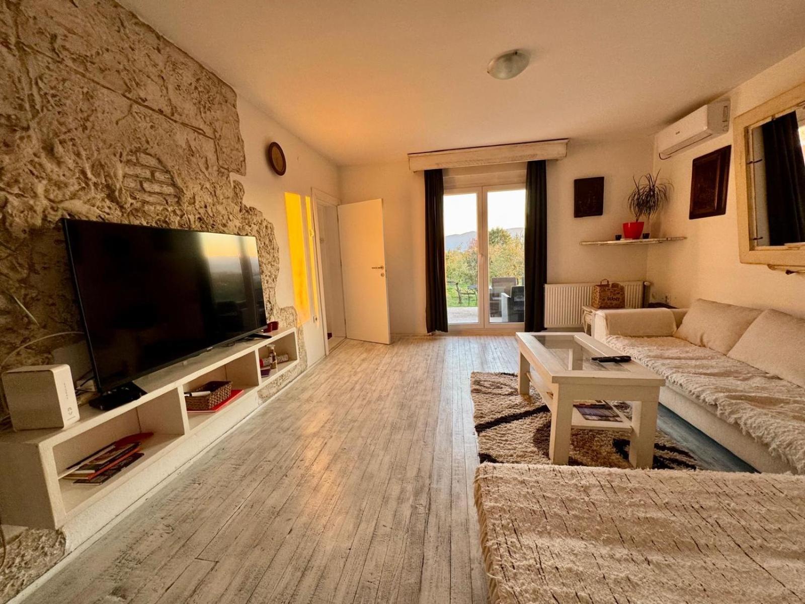 Mala Oaza Apartment Cacak Bagian luar foto